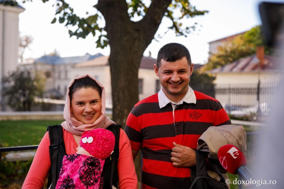 Familia Constantinescu, ultimii pelerini la baldachin / foto: pr. Silviu Cluci